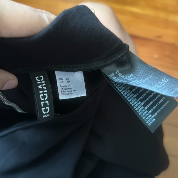 H&M women’s black mini skater skirt size XS with zipper - Picture 5 of 6